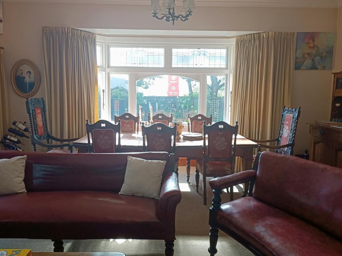 100 Year Old English Character House Hotel ทิมารู ภายนอก รูปภาพ